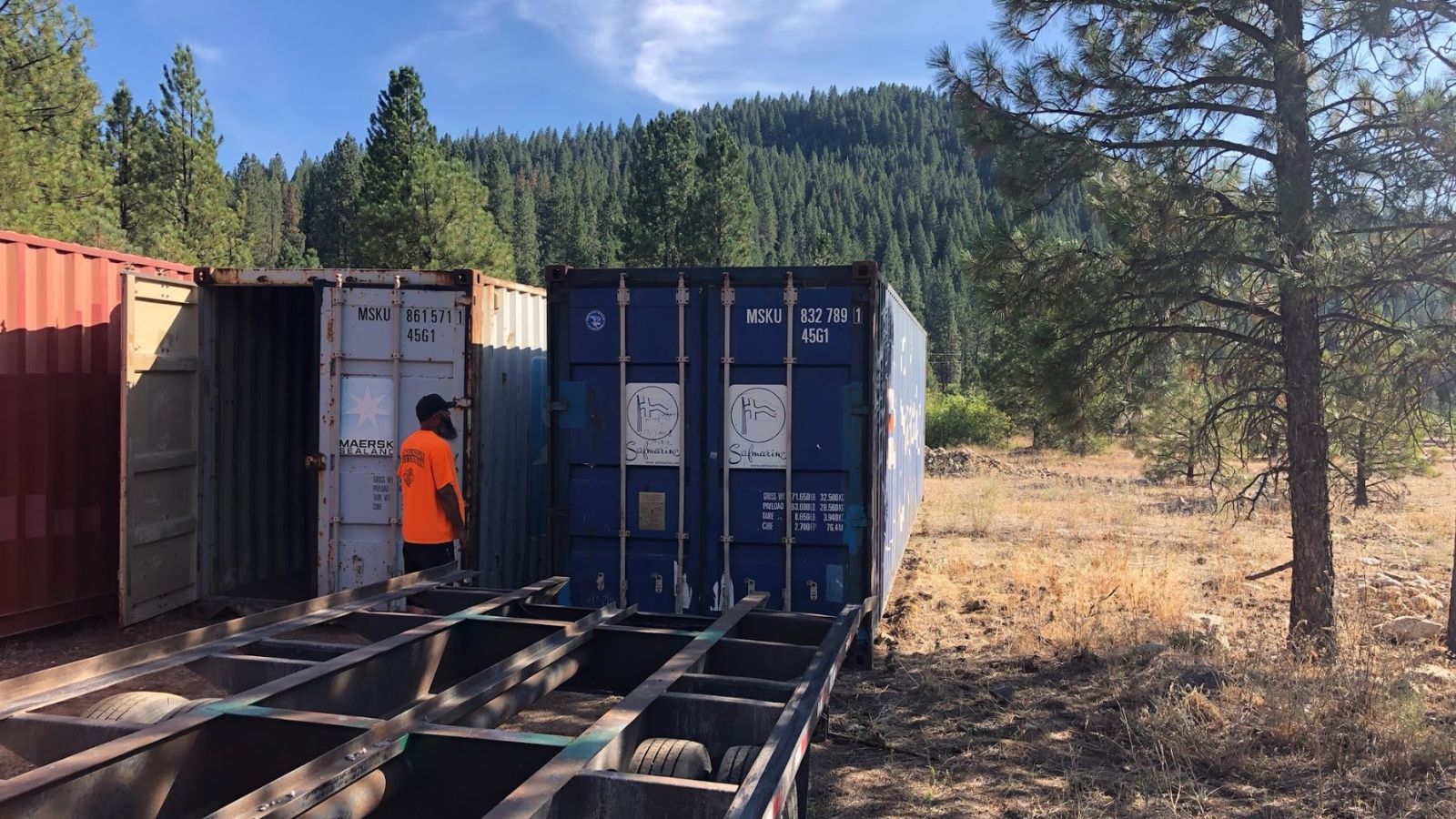 used 40ft shipping containers on chassis awaiting Kansas City delivery